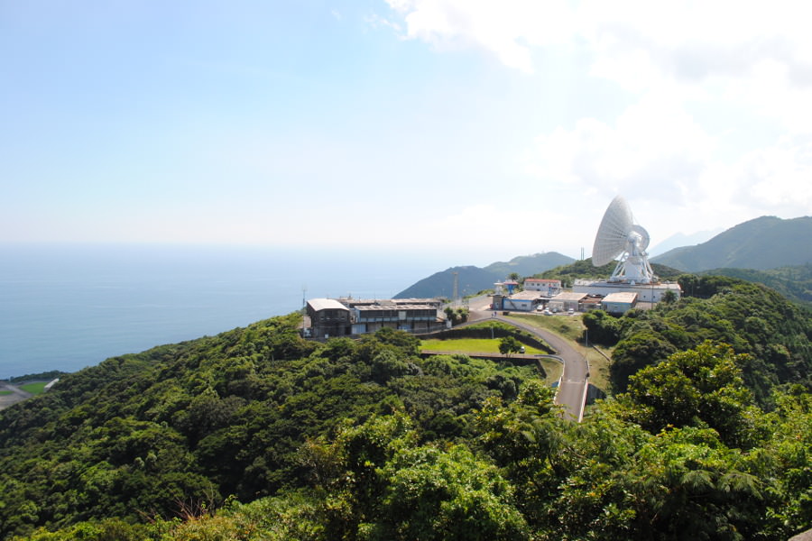 山腹を削って造成された 「内之浦宇宙空間観測所」© K.P.V.B 山腹を削って造成された 「内之浦宇宙空間観測所」© K.P.