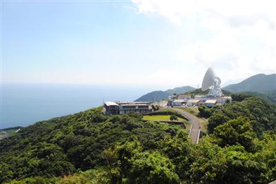 山腹を削って造成された 「内之浦宇宙空間観測所」© K．P．