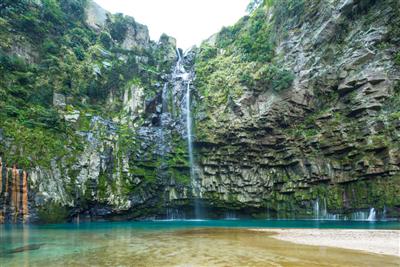 白い砂と滝壺のエメラルドグリーンのコントラストが美しい「雄川