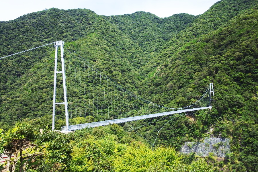 世界規模の高さを誇る「綾の照葉の大吊橋」 世界規模の高さを誇る「綾の照葉の大吊橋」