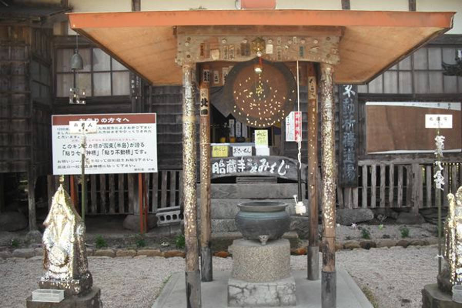 金色に輝く境内の石像「胎蔵寺」 金色に輝く境内の石像「胎蔵寺」
