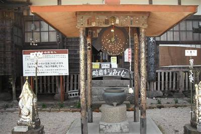 金色に輝く境内の石像「胎蔵寺」