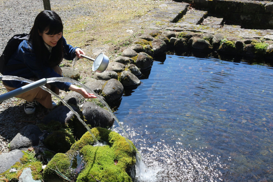 名水茶屋の前には天然の湧き水があります