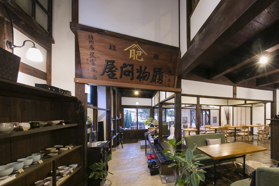 館内に残る履物問屋の看板