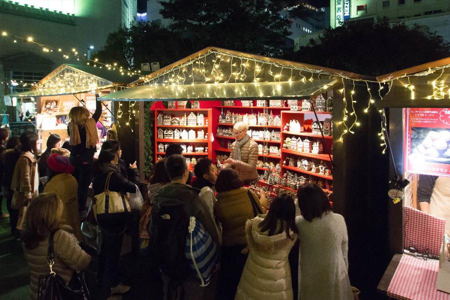 光の装飾が施された「クリスマスマーケット」 光の装飾が施された「クリスマスマーケット」