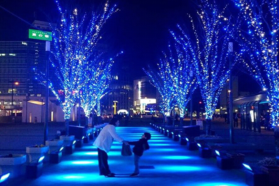 おおいた光のファンタジー 駅前広場が光で鮮やかに彩られる 大分 たびらい