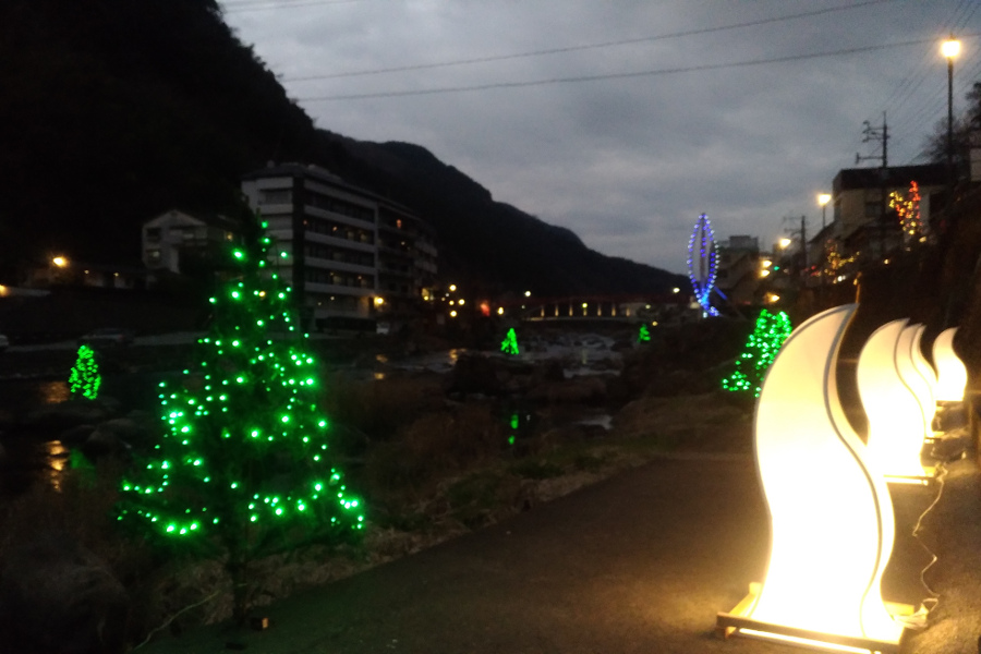 15本のツリーが輝く「天ヶ瀬温泉イルミネーション」