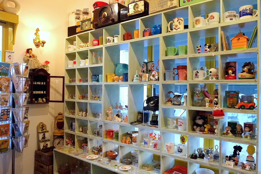 入口にあるディスプレイ棚には可愛いコレクションの数々が並ぶ