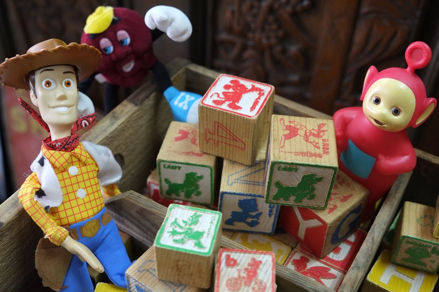 積み木を囲む、愉快なキャラクター達