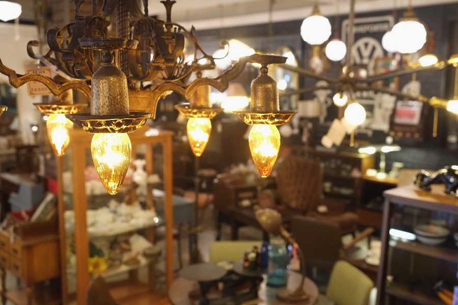 リペアされた美しい家具や、アンティークの数々