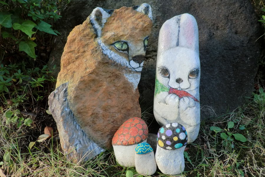 今にも動き出しそうな石の動物たち 「石ころたちの動物園」で展示される作品