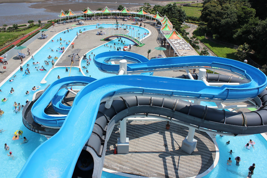 長いウォータースライダーは子どもから大人まで人気がある 「Splash Pool Gao」のウォータースライダー