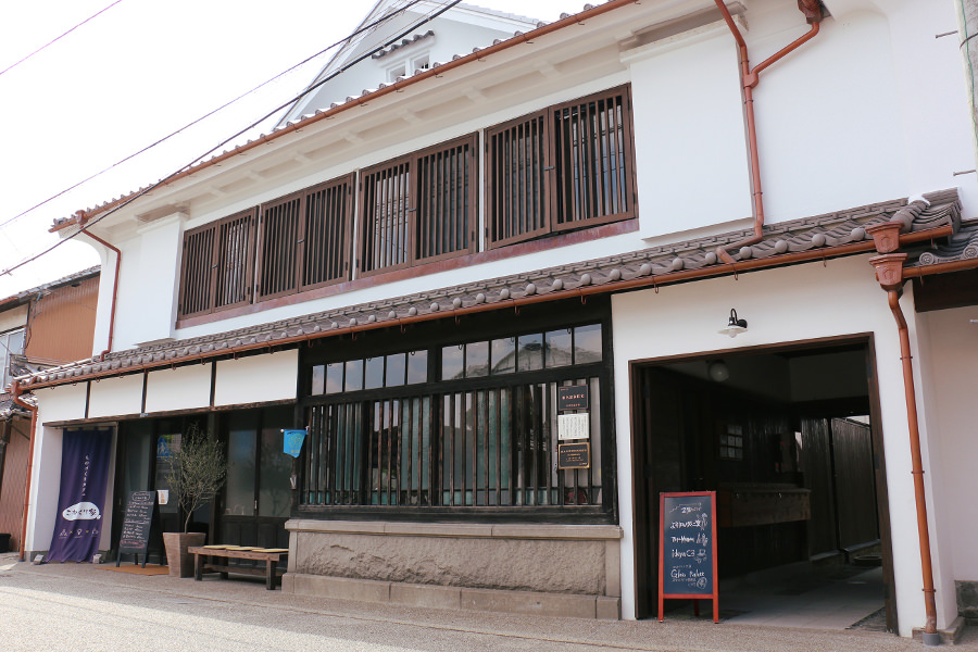 大きな間口が目を引く「ものづくりカフェ こねくり家」 「ものづくりカフェ こねくり家」の外観