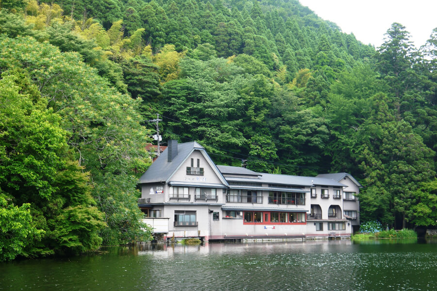 金鱗湖を見晴らす絶景レストラン「洋灯舎(らんぷしゃ)」 金鱗湖を見晴らす絶景レストラン「洋灯舎(らんぷしゃ)」