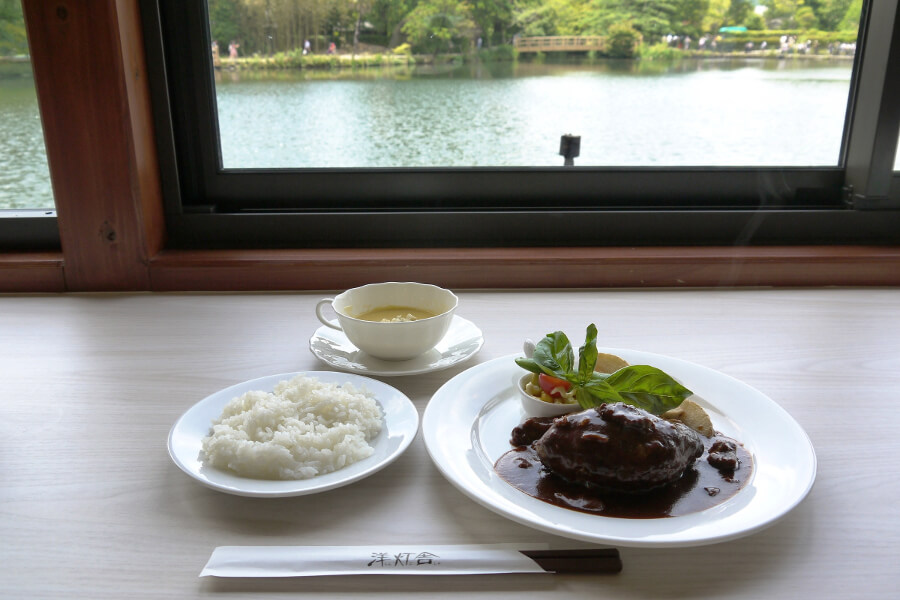 窓際のカウンター席からは金鱗湖の四季の移ろいを楽しめます 窓際のカウンター席からは金鱗湖の四季の移ろいを楽しめます