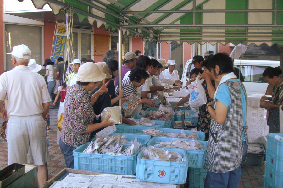 毎月第2土曜日に開催している「つなぎ朝市」 毎月第2土曜日に開催している「つなぎ朝市」