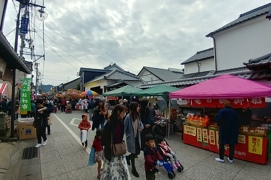 たくさんの出店が並ぶ「みふね初市」