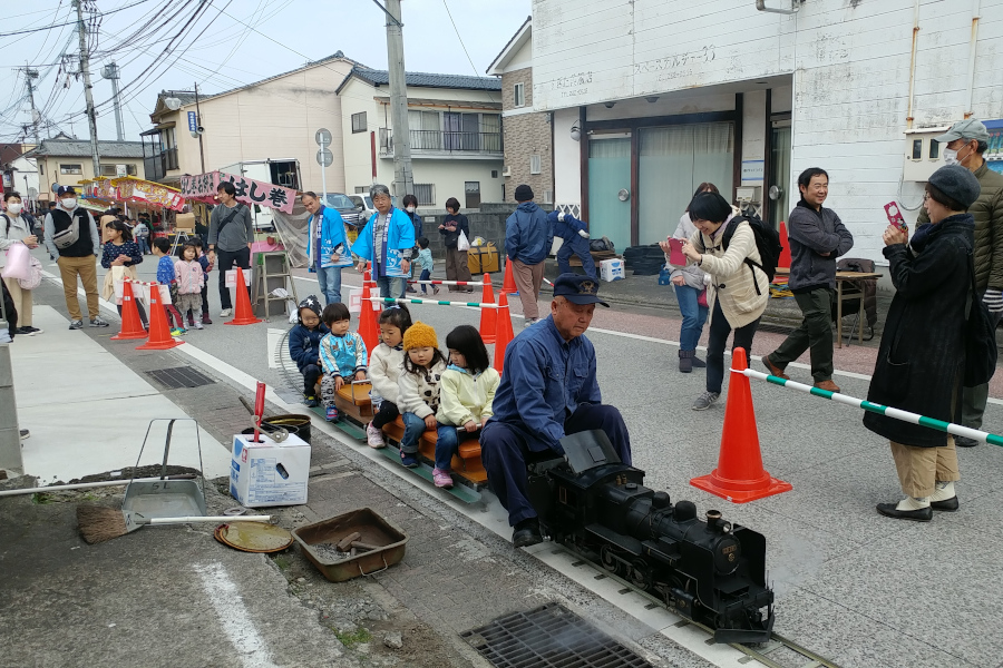 紅白もち投げはなども行われ、町はにぎやかになります