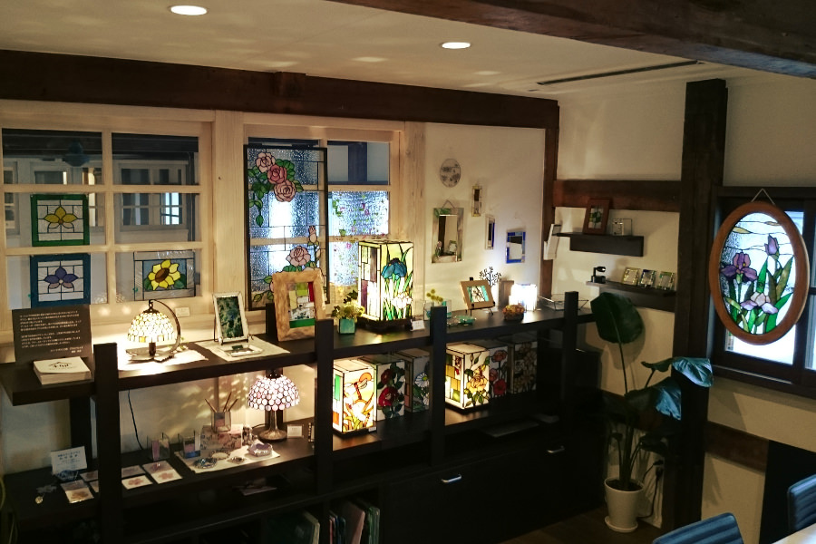 たくさんの作品が並ぶ「ステンドグラス工房 グラスパレット」 「ステンドグラス工房 グラスパレット」の店内
