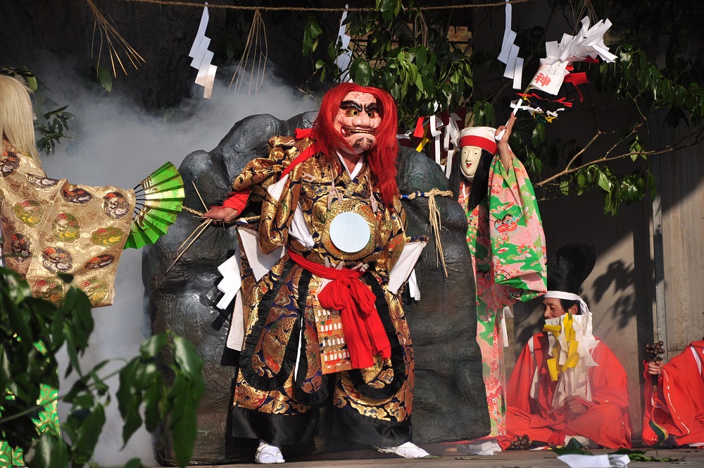 里神楽や宮雅楽、日本の久米舞の新しい色彩を持つ衣装を着けた神楽を織り交ぜます 日本の久米舞の新しい色彩を持つ衣装を着けた神楽を織り交ぜます