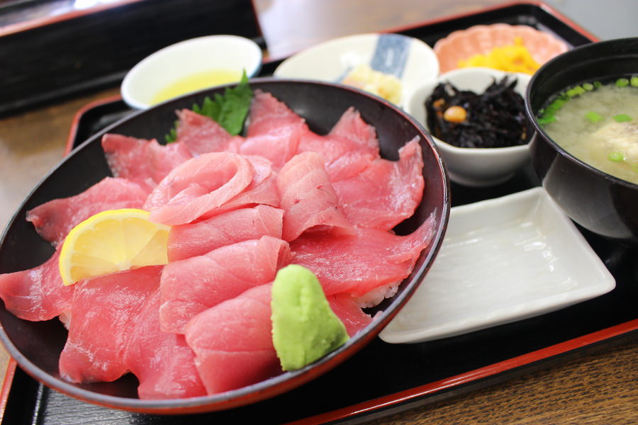 これでもかというほど、ぜいたくに本マグロをのせた「本マグロ丼」 「かんまち商店」の本マグロ丼