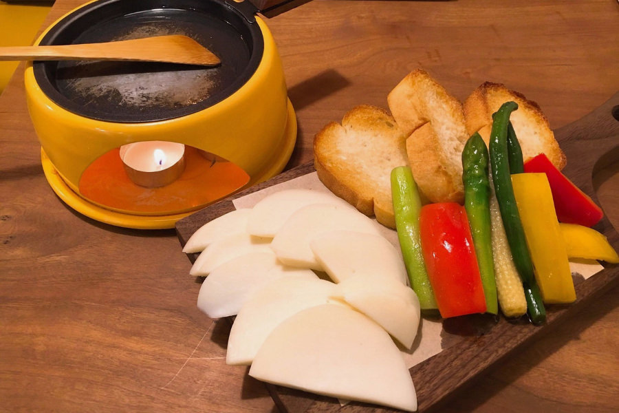 伊佐牧場のチーズをとろとろに溶かし、バケットや有機野菜とからませる「もちとろ焼きカヴァッロ バゲット&温野菜」 「もちとろ焼きカヴァッロ バゲット&温野菜」