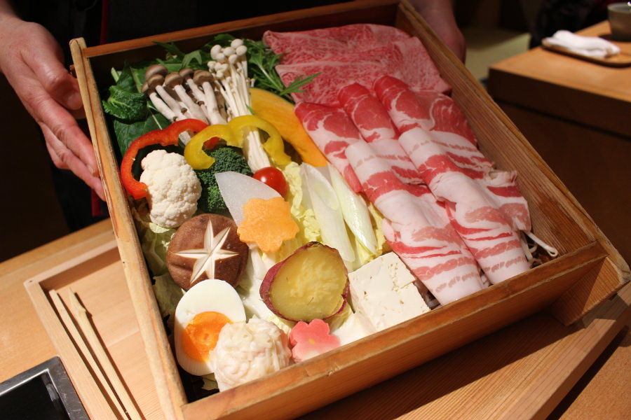 人気メニューは黒豚しゃぶしゃぶだが、ヘルシーなせいろ蒸しも負けていない! 「華蓮 鹿児島店」で提供される豚肉と野菜