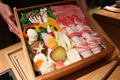 「華蓮 鹿児島店」で提供される豚肉と野菜
