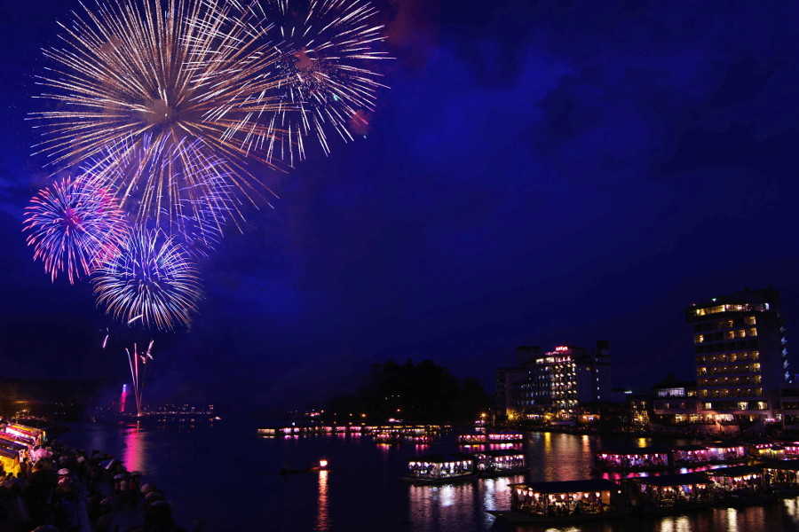 二日間で約一万発が打ち上げられる盛大な花火大会 日田最大のイベント「日田川開き観光祭」