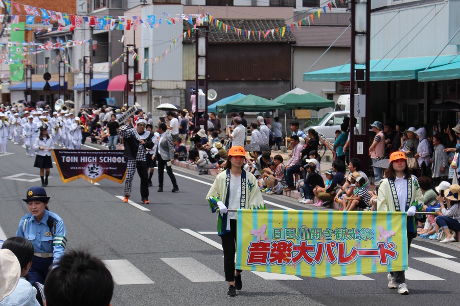 市内の小学校による鼓笛隊などが参加する「音楽パレード」