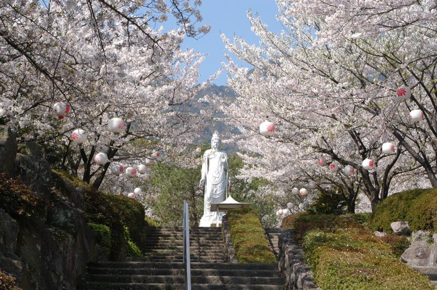 眉山治山祈念公苑の聖観音菩薩像