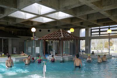 運動とリラックス効果を取り入れたドイツの温泉浴治療を体感！