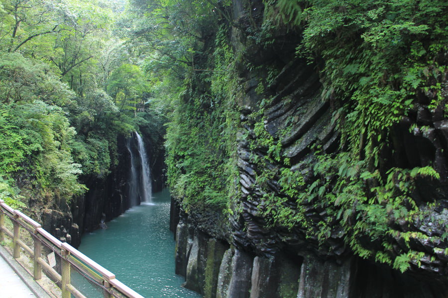 遊歩道からの眺め。奥に見えるのが断崖から渓谷へ注ぐ真名井の滝 断崖から渓谷へ注ぐ真名井の滝