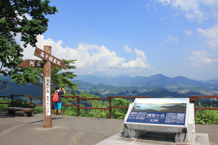 展望台を挟んで、高千穂町内と熊本の阿蘇地方のそれぞれを眺めることができる 展望台を挟んで、高千穂町内と熊本の阿蘇地方が見える