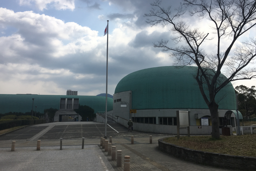 ロケでは北側が“関東図書隊”正門となり、バリケードが築かれた ロケでは北側が“関東図書隊”正門となり、バリケードが築かれた