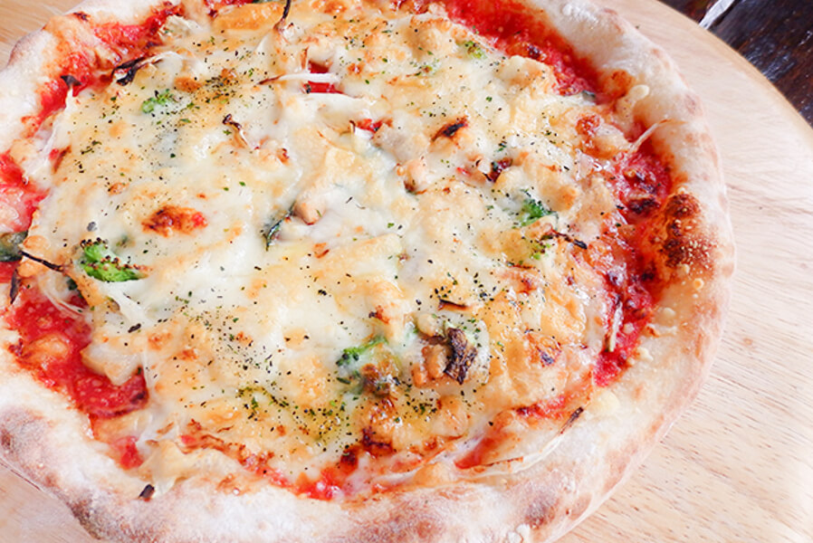 九重産のトマトをふんだんに使った「手ごねピザ」