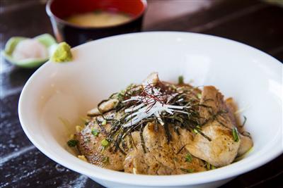 九重のブランド豚が丼ぶりになった「九重“夢”ポーク丼」