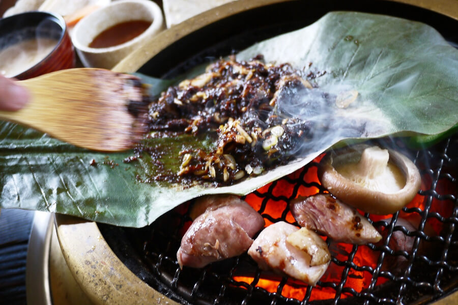 炭火の上で焼く自家製の「朴葉味噌」