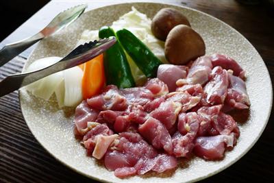 鮮度抜群の「地鶏炭火焼」に舌鼓！