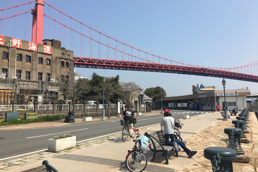 左に見えるのが上野ビル。若松渡場の目と鼻の先にある 左に見えるのが上野ビル。若松渡場の目と鼻の先にある