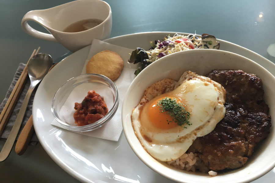 ロコモコ丼。メイン+ライス系の他にサンドイッチプレートもある