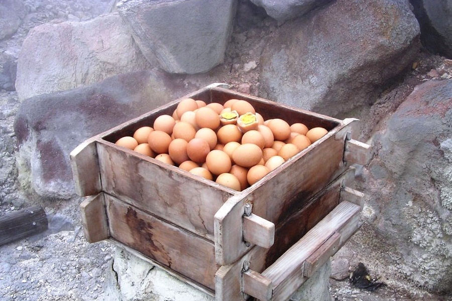 ゆっくり蒸し上げ、温泉の成分を染み込ませた温泉卵 ゆっくり蒸し上げ、温泉の成分を染み込ませた温泉卵