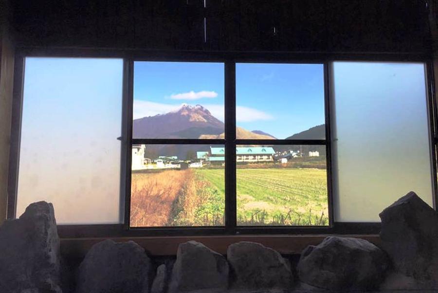 窓からは湯布院ならではの風景が飛び込んでくる 窓からは湯布院ならではの風景が飛び込んでくる