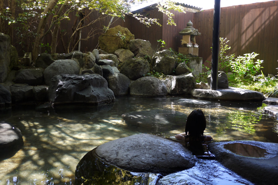 明るい陽射しが差し込む大露天風呂。1人500円で貸切可能 明るい陽射しが差し込む大露天風呂。1人500円で貸切可能