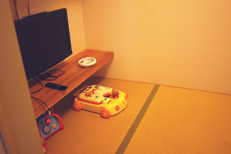 キッズルームにはテレビやゲームや絵本などが充実
