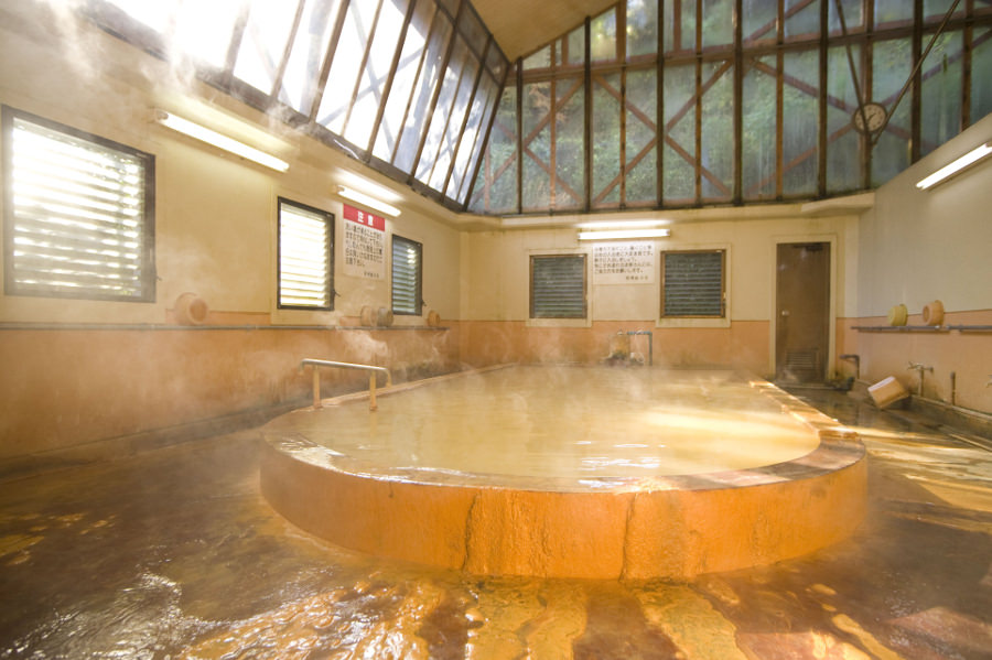 源泉かけ流し。濁り湯でかなり熱めです 源泉かけ流し。濁り湯でかなり熱めです