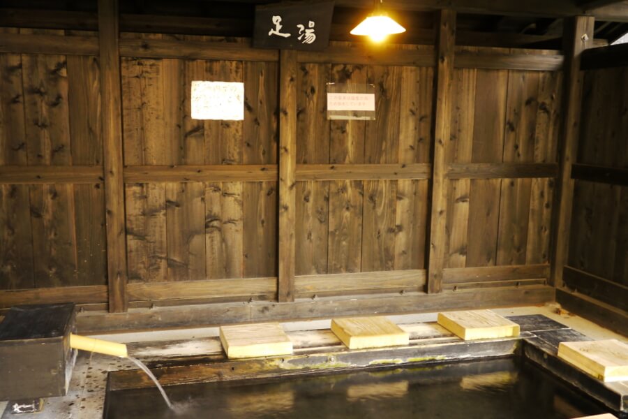 気軽に入れる足湯はちょっとした憩いの場です