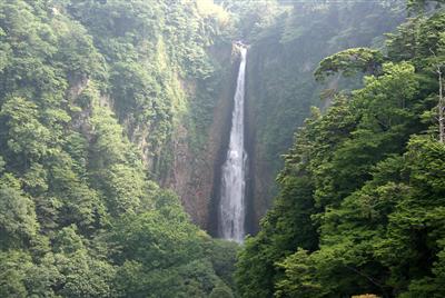 九州でも有数の大きさを誇る「震動の滝・雄滝」