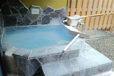 コバルトブルーの湯が自慢の「ゆふいん 泰葉」