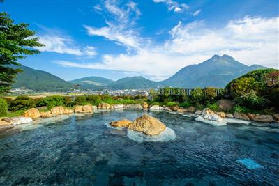 湯布院温泉を代表する「夢想園」はダイナミックな露天風呂が自慢